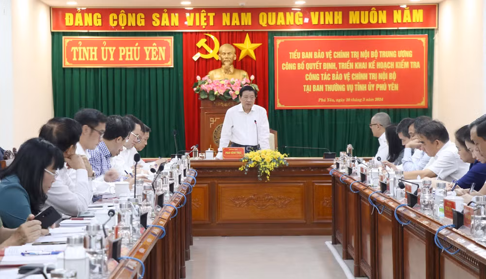 Đồng chí Phan Đình Trạc, Ủy viên Bộ Chính trị, Bí Thư Trung ương Đảng, Trưởng Ban Nội chính Trung ương, Ủy viên Tiểu ban Bảo vệ chính trị nội bộ Trung ương, Trưởng Đoàn Kiểm tra số 2 làm việc với Ban Thường vụ Tỉnh ủy Phú Yên.