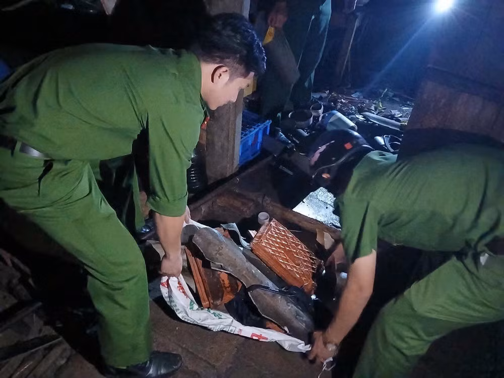 Lực lượng công an giúp dân dọn dẹp, khắc phục thiệt hại do lốc xoáy.