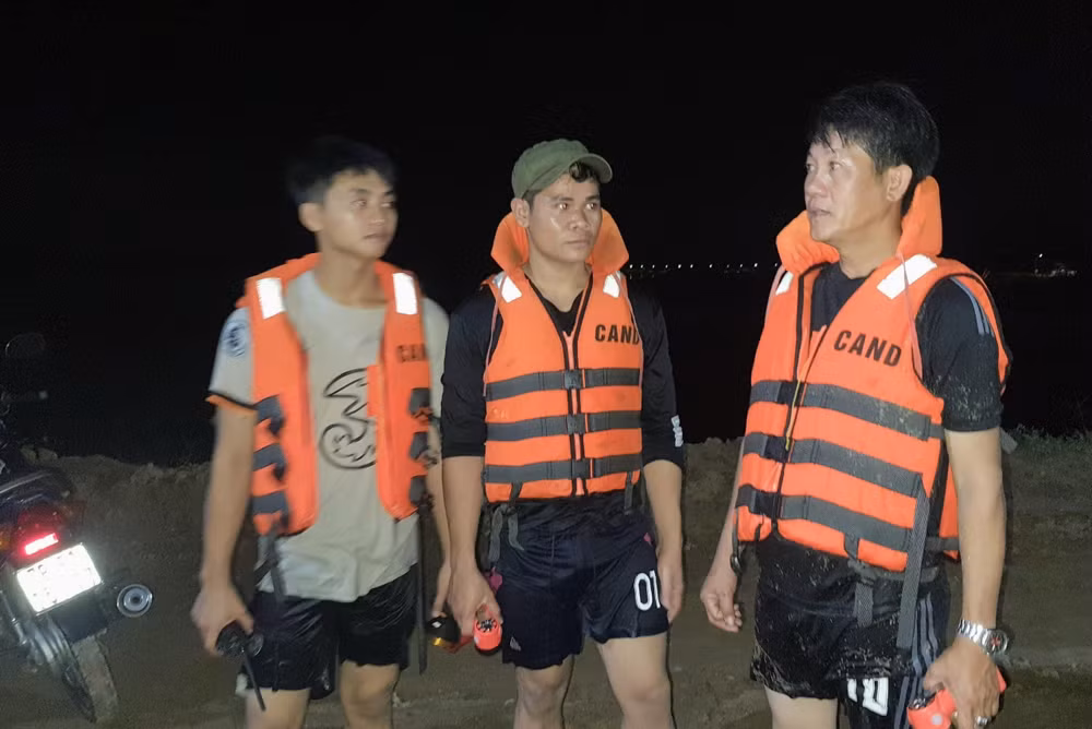 Các cán bộ chiến sĩ lực lượng Công an tham gia cứu hộ trên sông.