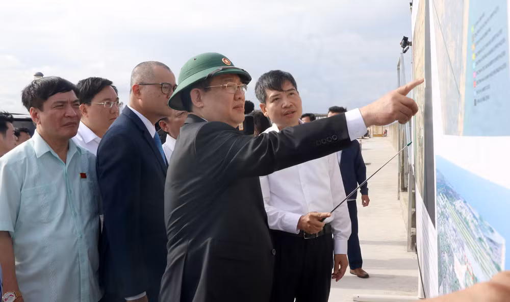 Chủ tịch Quốc hội Vương Đình Huệ và đoàn công tác đến kiểm tra kè chống xói lở ven bờ biển Xóm Rớ, thuộc phường Phú Đông, thành phố Tuy Hòa.