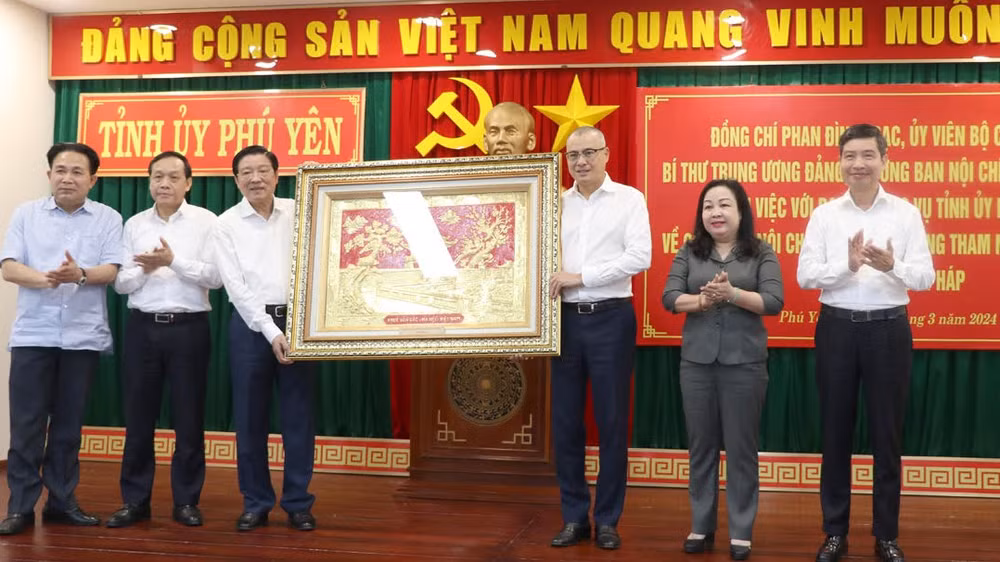 Đồng chí Phan Đình Trạc, Ủy viên Bộ Chính trị, Bí Thư Trung ương Đảng, Trưởng Ban Nội chính Trung ương tặng quà lưu niệm cho Thường trực Tỉnh ủy Phú Yên.