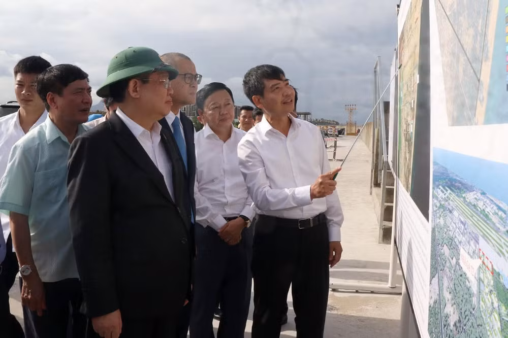 Chủ tịch Quốc hội Vương Đình Huệ và đoàn công tác kiểm tra kè chống xói lở ven bờ biển Xóm Rớ, thuộc phường Phú Đông, thành phố Tuy Hòa
