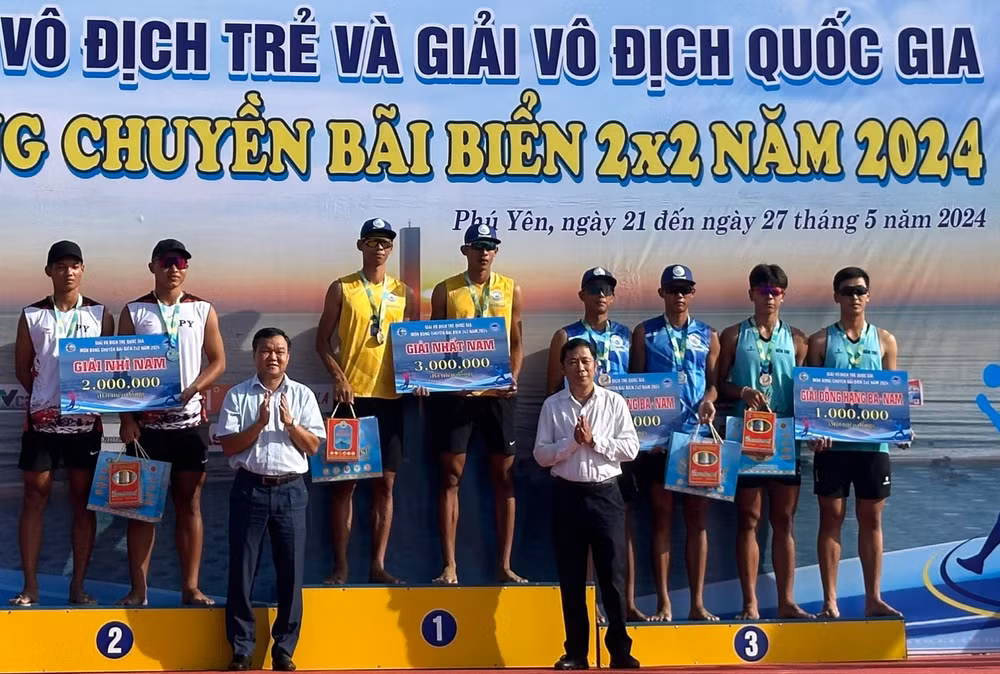 Ban Tổ chức trao giải Nhất, Nhì, Ba cho các đội nam, nữ thi đấu xuất sắc cho Giải vô địch trẻ bóng chuyền bãi biển .
