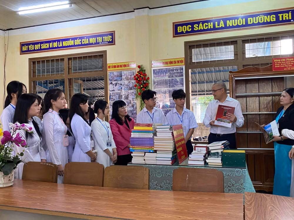 Đồng chí Phạm Đại Dương trao tặng sách cho tủ sách Trường THPT Lê Hồng Phong. Đồng chí Phạm Đại Dương trao tặng sách cho tủ sách Trường THPT Lê Hồng Phong.
