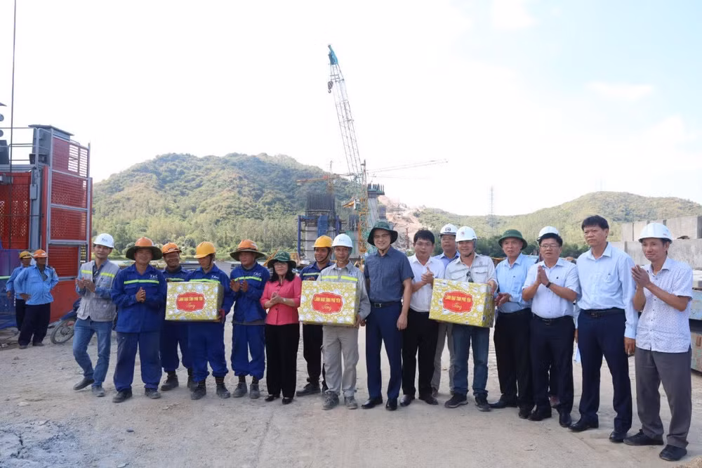 Đoàn công tác Tỉnh ủy Phú Yên tặng quà động viên các đơn vị thi công trên công trường.