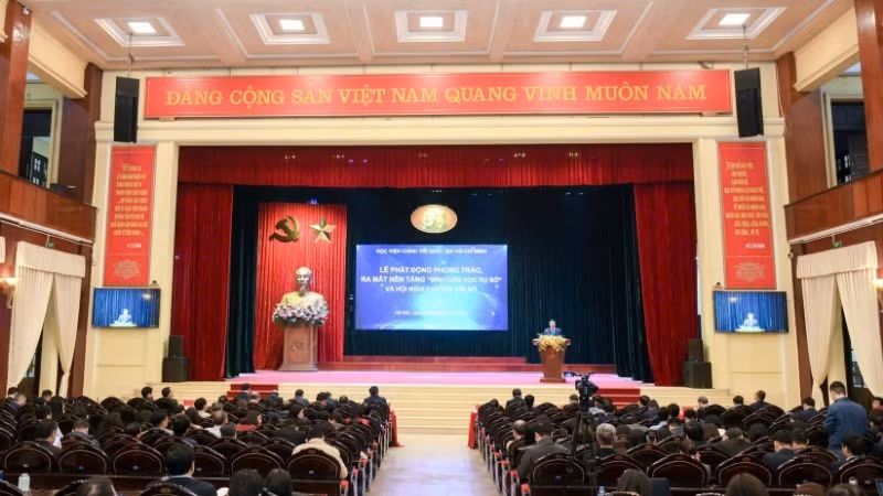 Toàn cảnh Lễ phát động phong trào “Bình dân học vụ số” và Hội nghị về chuyển đổi số tại Học viện Chính trị quốc gia Hồ Chí Minh. 