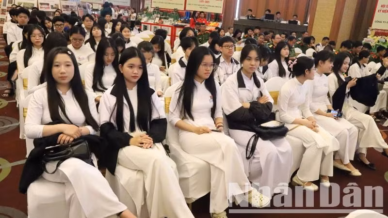 Các em học sinh trung học phổ thông ở thành phố Buôn Ma Thuột tham dự hội thảo. Các em học sinh trung học phổ thông ở thành phố Buôn Ma Thuột tham dự hội thảo.