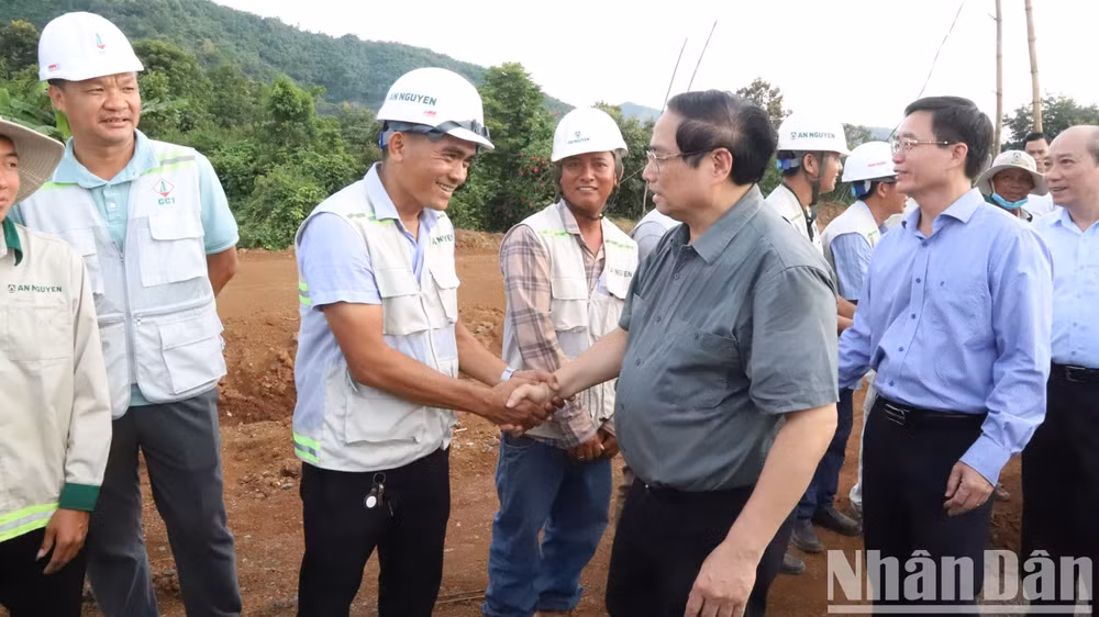 Thủ tướng thăm hỏi cán bộ, kỹ sư nhà thầu thi công Công ty An Nguyên.