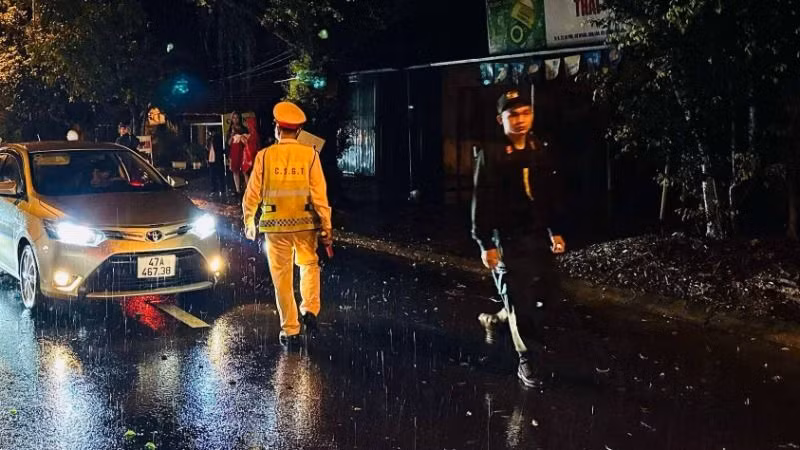 Lực lượng cảnh sát giao thông có mặt kịp thời để phân luồng giao thông.