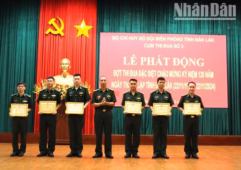 Bộ Chỉ huy Bộ đội Biên phòng tỉnh Đắk Lắk trao tặng giấy khen cho các tập thể và cá nhân có thành tích xuất sắc trong đợt thi đua cao điểm chào mừng kỷ niệm 65 năm Ngày truyền thống Bộ đội Biên phòng.