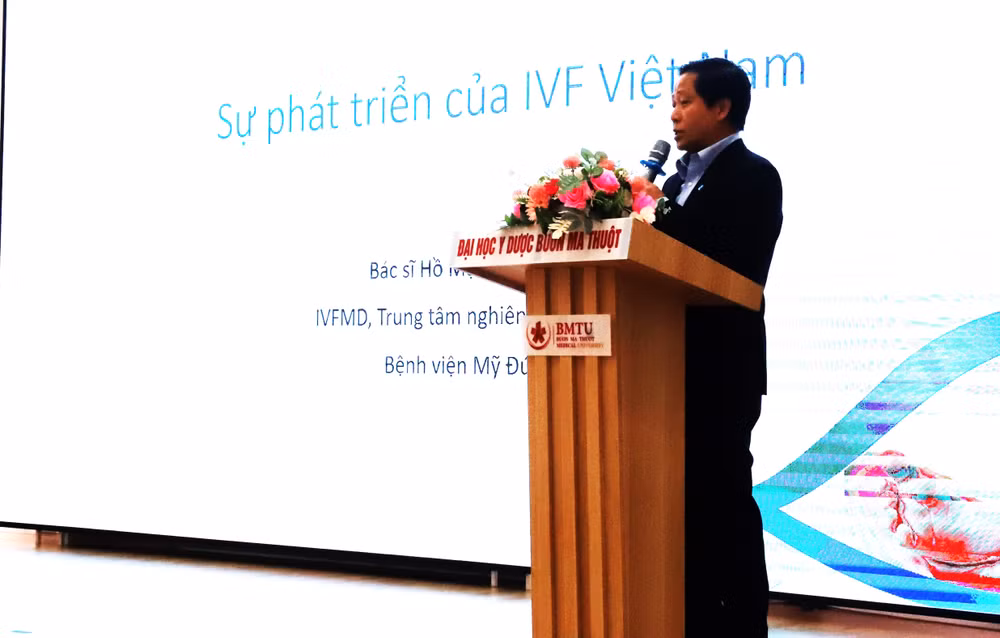 Thạc sĩ, bác sĩ Hồ Mạnh Tường chia sẻ niềm vui khi chuyển giao thành công ứng dụng phương pháp thụ tinh nhân tạo cho Bệnh viện Đại học Y dược Buôn Ma Thuột. Thạc sĩ, bác sĩ Hồ Mạnh Tường chia sẻ niềm vui khi chuyển giao thành công ứng dụng phương pháp thụ tinh nhân tạo cho Bệnh viện Đại học Y dược Buôn Ma Thuột.