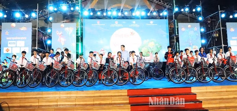 Trao tặng xe đạp cho các học sinh có hoàn cảnh khó khăn.