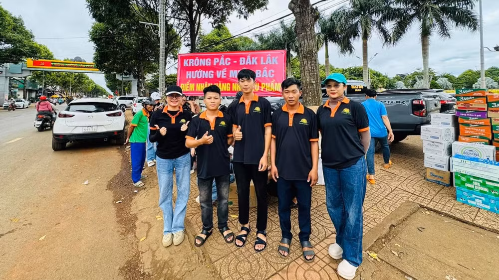 Các thanh niên huyện Krông Pắc tình nguyện hỗ trợ tiếp nhận hàng hóa ủng hộ đồng bào các tỉnh vùng lũ lụt phía bắc. Các thanh niên huyện Krông Pắc tình nguyện hỗ trợ tiếp nhận hàng hóa ủng hộ đồng bào các tỉnh vùng lũ lụt phía bắc.