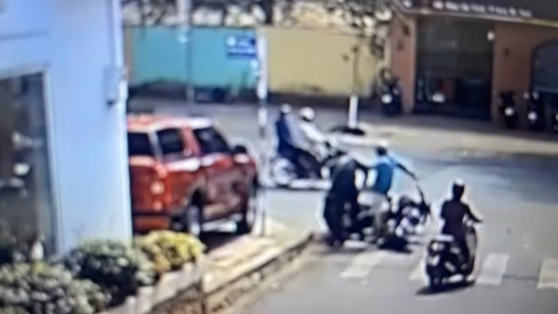 Hai đối tượng Nguyễn Phúc T. và Lê Thanh Q. đá tới tấp vào mặt nạn nhân sau khi xảy ra va chạm giao thông ở trung tâm thành phố Buôn Ma Thuột, gây bức xúc dư luận. (Ảnh: CTV)