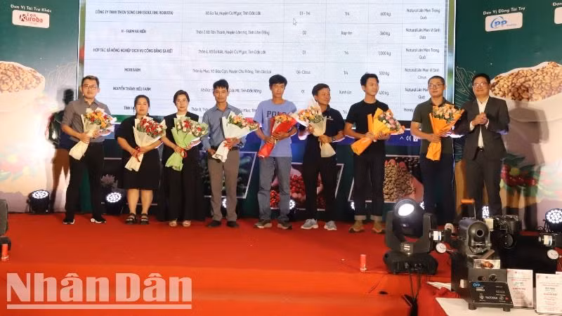 Ban tổ chức cuộc thi tặng hoa chúc mừng các đơn vị đạt Top 10 cà-phê đặc sản Robusta.