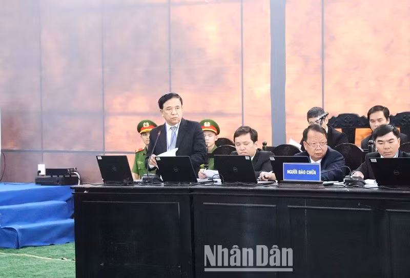 Các luật sư tranh luận, bảo vệ quyền lợi cho các bị cáo tại phiên tòa.