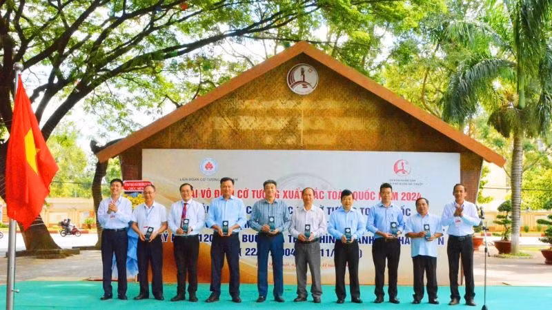 Lãnh đạo Liên đoàn cờ tướng Việt Nam trao tặng kỷ niệm chương cho lãnh đạo thành phố Buôn Ma Thuột.