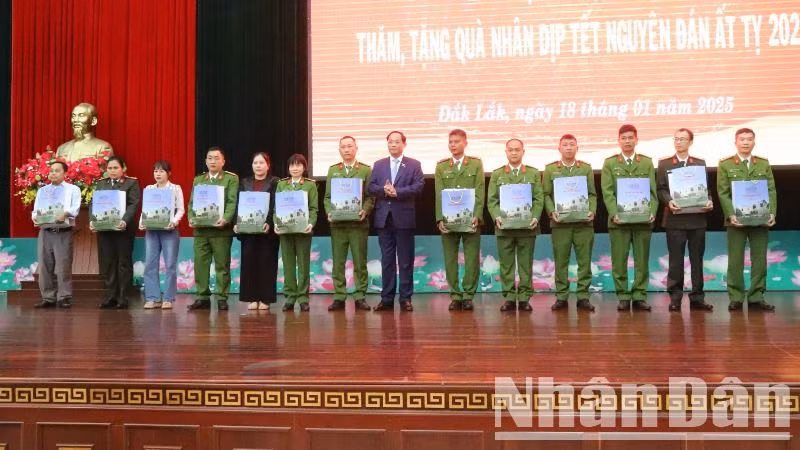 Phó Chủ tịch Quốc hội Trần Quang Phương tặng quà cho các cán bộ, chiến sĩ Công an tỉnh Đắk Lắk có hoàn cảnh khó khăn. Phó Chủ tịch Quốc hội Trần Quang Phương tặng quà cho các cán bộ, chiến sĩ Công an tỉnh Đắk Lắk có hoàn cảnh khó khăn.