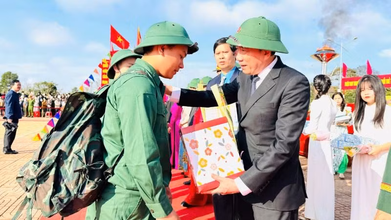 Chủ tịch Ủy ban nhân dân tỉnh Đắk Lắk Phạm Ngọc Nghị tặng quà và động viên thanh niên thị xã Buôn Hồ lên đường nhập ngũ.