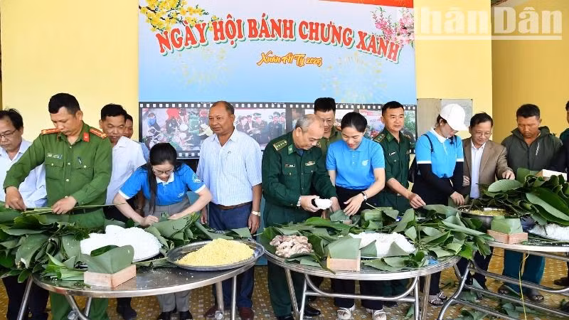 Các đơn vị gói bánh chưng xanh tặng các gia đình chính sách, hộ nghèo, người có hoàn cảnh khó khăn ở xã Ea Bung để đón Tết đầm ấm. 