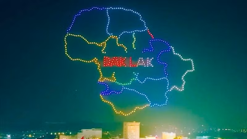 Drone xếp hình địa giới hành chính tỉnh Đắk Lắk. Drone xếp hình địa giới hành chính tỉnh Đắk Lắk.