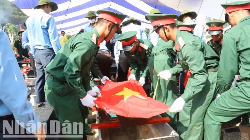 Hài cốt liệt sĩ là các chuyên gia và quân tình nguyện Việt Nam hy sinh tại tỉnh Mondulkiri, Vương quốc Campuchia được an táng tại Nghĩa trang Liệt sĩ tỉnh Đắk Lắk. Hài cốt liệt sĩ là các chuyên gia và quân tình nguyện Việt Nam hy sinh tại tỉnh Mondulkiri, Vương quốc Campuchia được an táng tại Nghĩa trang Liệt sĩ tỉnh Đắk Lắk.