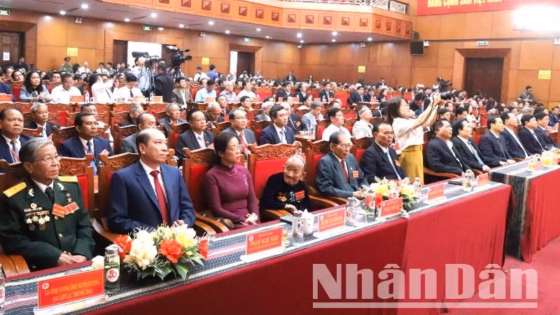 Mẹ Việt Nam Anh hùng và các đại biểu dự lễ kỷ niệm.