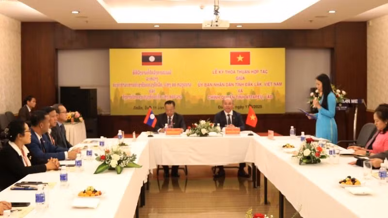 Quang cảnh buổi ký kết.