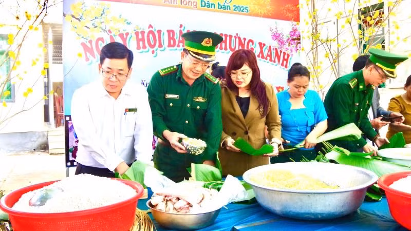 Cán bộ, chiến sĩ Biên phòng gói bánh chưng xanh tặng nhân dân xã biên giới Krông Na đón Tết.