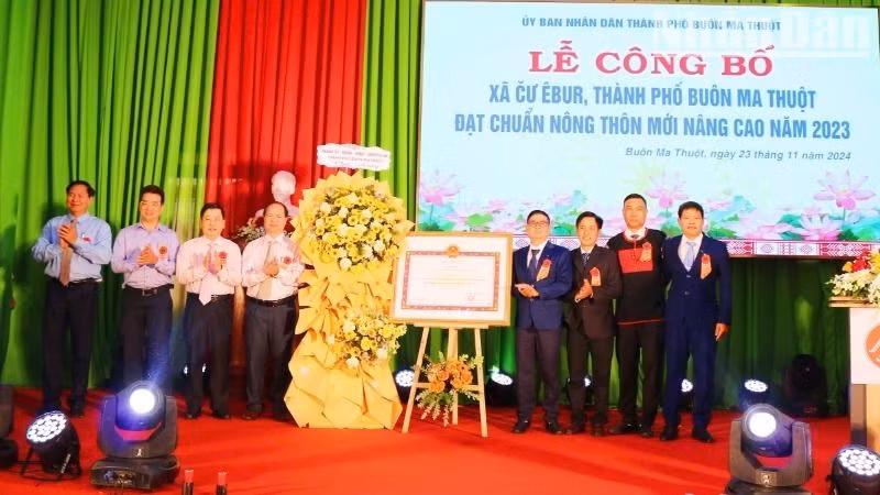 Lãnh đạo thành phố Buôn Ma Thuột tặng hoa chúc mừng xã Cư Êbur đạt chuẩn nông thôn mới nâng cao năm 2023.