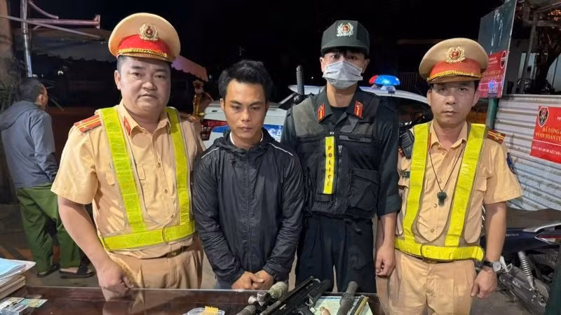 Đối tượng Vũ Xuân Hoàng và tang vật bị bắt giữ.