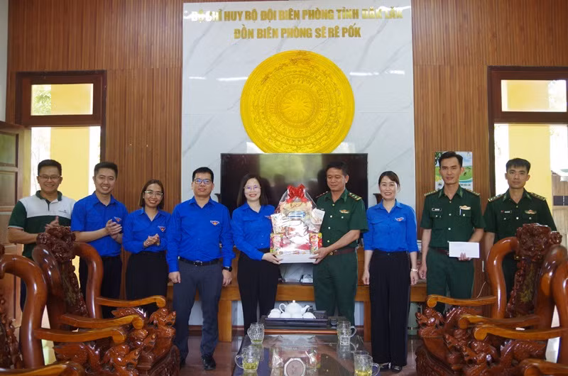 Đoàn công tác của Trung ương Đoàn thăm, tặng quà cán bộ, chiến sĩ các Đồn Biên phòng Sêrêpốk.