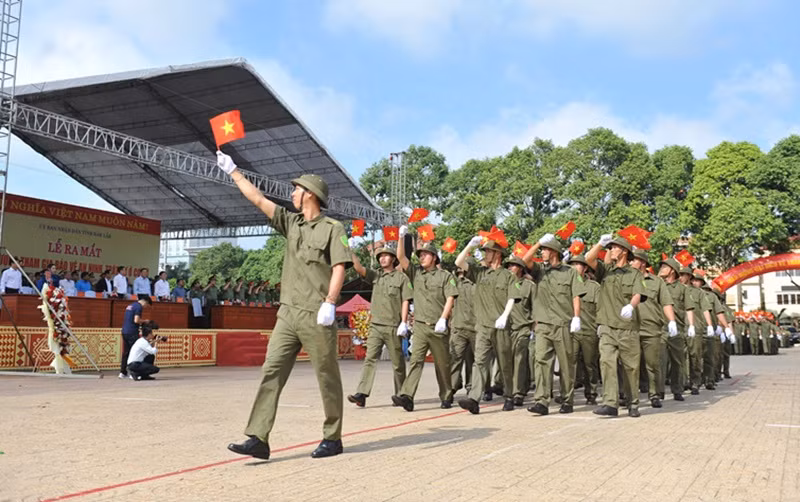 Lực lượng tham gia bảo vệ an ninh trật tự ở cơ sở tỉnh Đắk Lắk diễn hành tại buổi lễ ra mắt. Lực lượng tham gia bảo vệ an ninh trật tự ở cơ sở tỉnh Đắk Lắk diễn hành tại buổi lễ ra mắt.