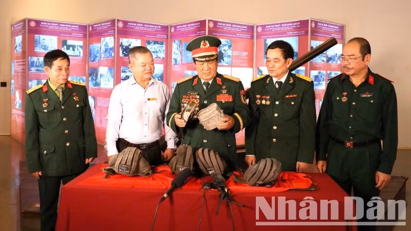 Trung tướng Đoàn Sinh Hưởng giới thiệu về hiện vật quý giá về Chiến thắng Buôn Ma Thuột. Trung tướng Đoàn Sinh Hưởng giới thiệu về hiện vật quý giá về Chiến thắng Buôn Ma Thuột.