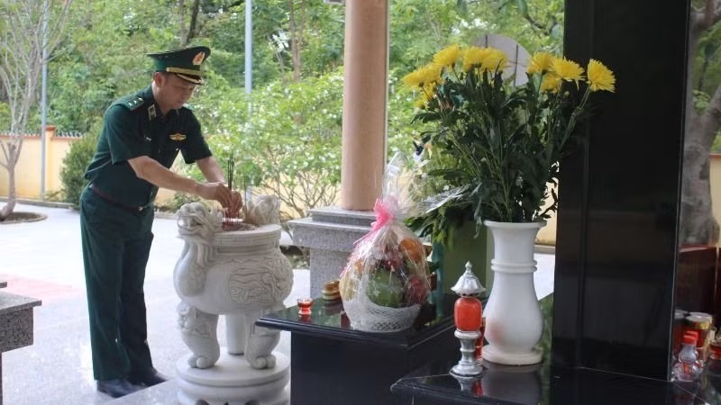 Trung tướng Nguyễn Anh Tuấn dâng hương tại Nhà bia ghi danh các Anh hùng liệt sĩ hy sinh tại khu vực Đồn Biên phòng Sêrêpốk.