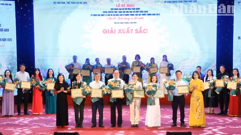 Ban Tổ chức Liên hoan trao giải cho các đoàn đạt giải Xuất sắc.