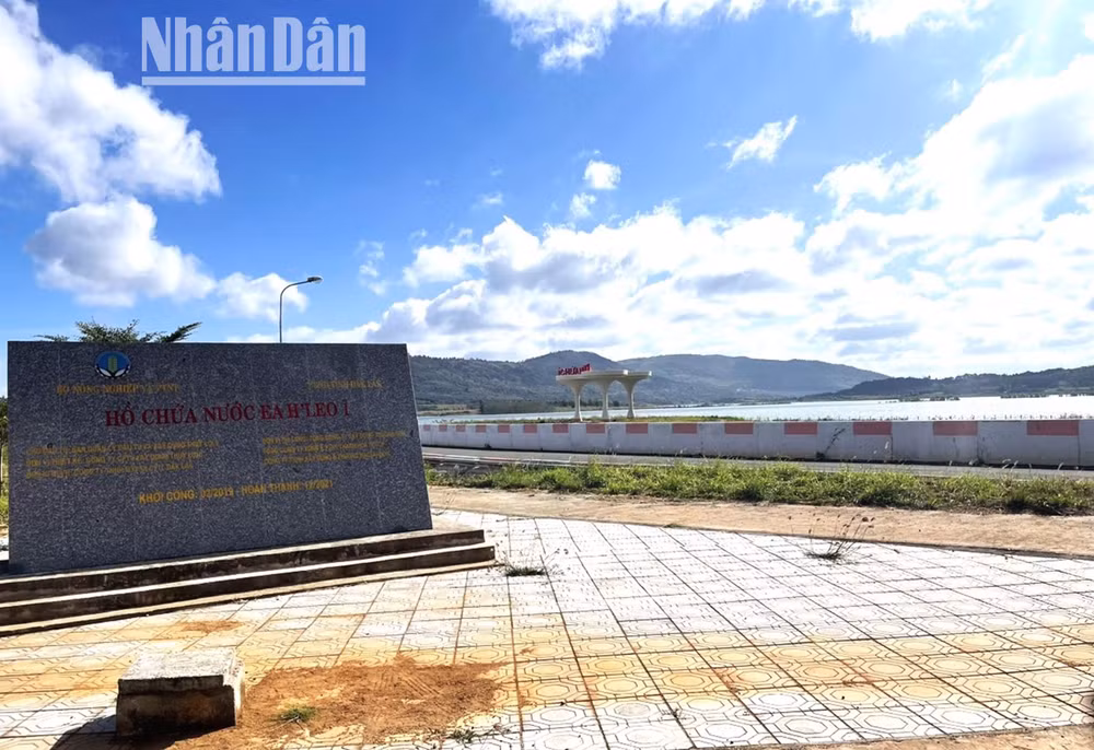 Sau nhiều năm nghiên cứu, khảo sát, Bộ Nông nghiệp và Phát triển nông thôn tổ chức khởi công xây dựng hồ chứa nước Ea H’leo 1 vào đầu năm 2019 và khánh thành, đưa vào sử dụng giai đoạn 1 vào ngày 10/3/2023. Sau nhiều năm nghiên cứu, khảo sát, Bộ Nông nghiệp và Phát triển nông thôn tổ chức khởi công xây dựng hồ chứa nước Ea H’leo 1 vào đầu năm 2019 và khánh thành, đưa vào sử dụng giai đoạn 1 vào ngày 10/3/2023.