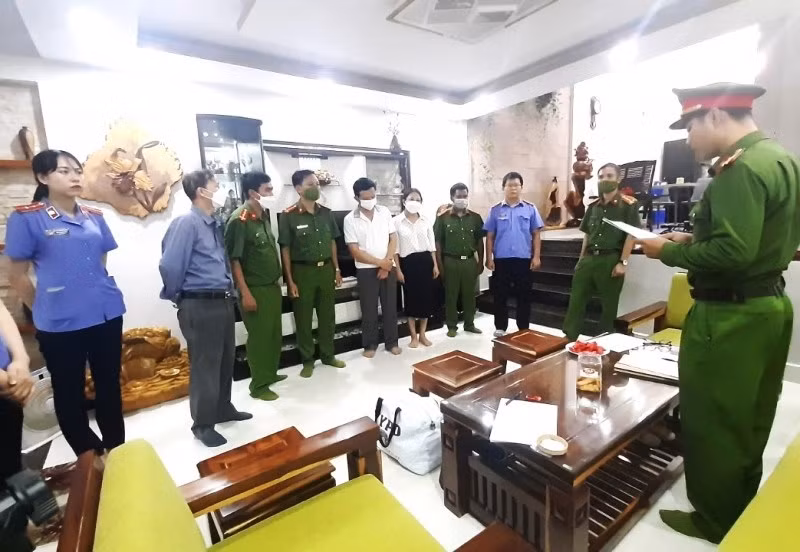 Cơ quan Cảnh sát điều tra tống đạt quyết định bắt tạm giam bị can Trịnh Quang Trí tại nhà riêng. 