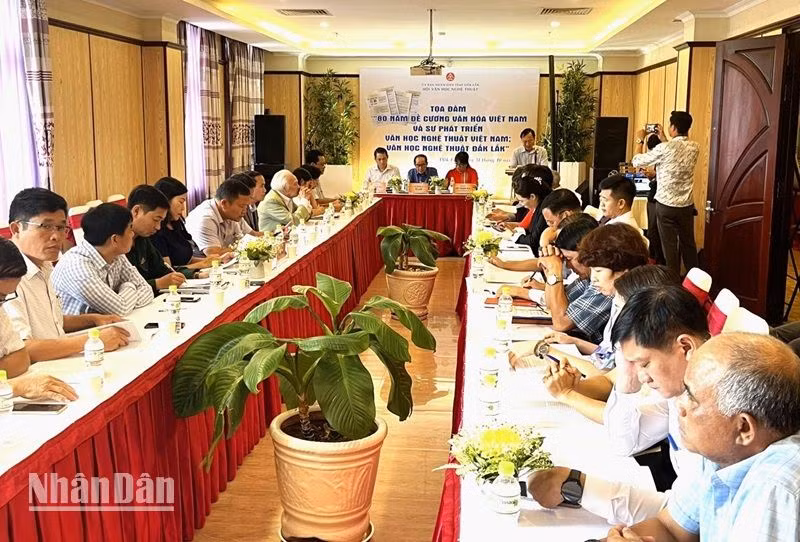 Các đại biểu tham luận tại buổi tọa đàm.