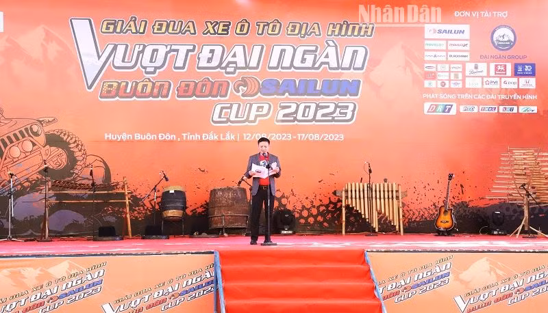 Chủ tịch Ủy ban nhân dân huyện Buôn Đôn Phạm Trung Nghĩa phát biểu khai mạc giải đua. Chủ tịch Ủy ban nhân dân huyện Buôn Đôn Phạm Trung Nghĩa phát biểu khai mạc giải đua.
