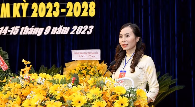 Đồng chí Lại Thị Loan, Chủ tịch Hội Nông dân tỉnh Đắk Lắk khóa X, nhiệm kỳ 2023-2028 phát biểu tại đại hội. Đồng chí Lại Thị Loan, Chủ tịch Hội Nông dân tỉnh Đắk Lắk khóa X, nhiệm kỳ 2023-2028 phát biểu tại đại hội.