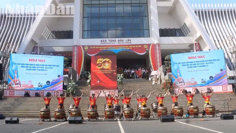 Một hoạt động chào mừng kỷ niệm 50 năm Ngày Giải phóng hoàn toàn miền nam, thống nhất đất nước và Ngày Quốc tế Lao động 1/5 tại Bảo tàng Đắk Lắk.