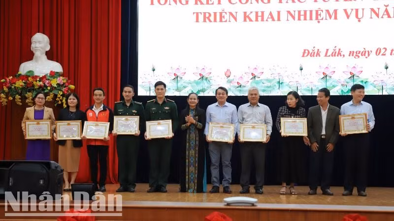 Lãnh đạo Ban Tuyên giáo Tỉnh ủy Đắk Lắk tặng giấy khen cho các cá nhân có thành tích xuất sắc trong công tác tuyên giáo năm 2024. Lãnh đạo Ban Tuyên giáo Tỉnh ủy Đắk Lắk tặng giấy khen cho các cá nhân có thành tích xuất sắc trong công tác tuyên giáo năm 2024.