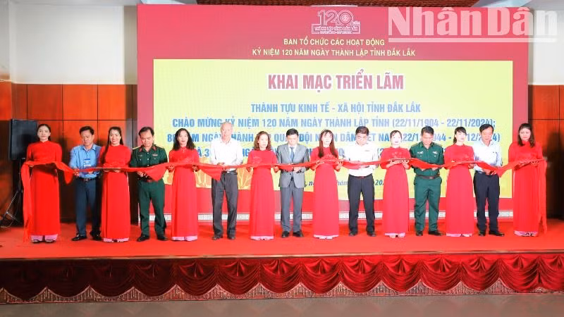Các đại biểu cắt băng khai mạc triển lãm.