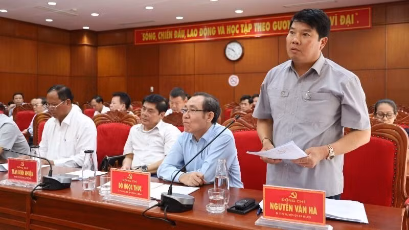 Các đại biểu thảo luận tại hội nghị. Các đại biểu thảo luận tại hội nghị.