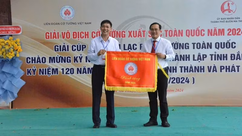 Lãnh đạo Liên đoàn cờ tướng Việt Nam tặng cờ đăng cai cho Ủy ban nhân dân thành phố Buôn Ma Thuột.