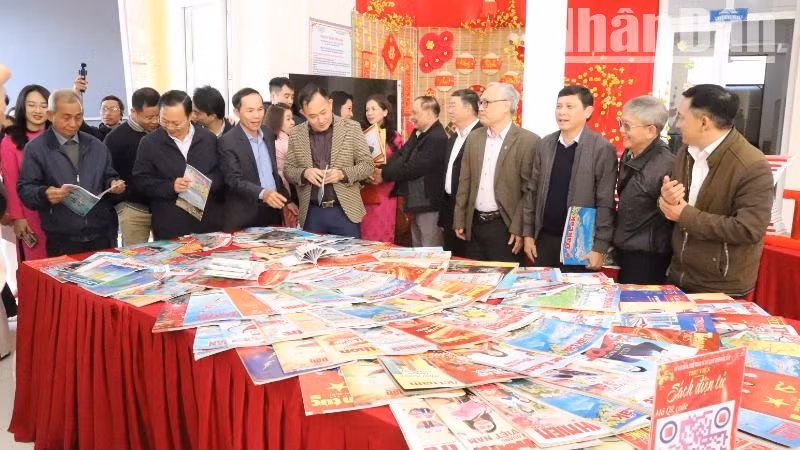 Các đại biểu tham quan gian trưng bày các ấn phẩm báo Xuân. Các đại biểu tham quan gian trưng bày các ấn phẩm báo Xuân.