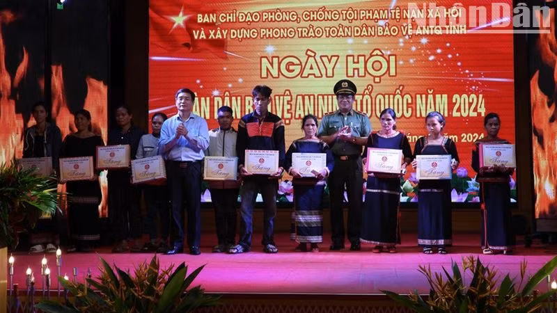 Nhiều cá nhân được khen thưởng trong thực hiện phong trào "Toàn dân bảo vệ an ninh Tổ quốc”.