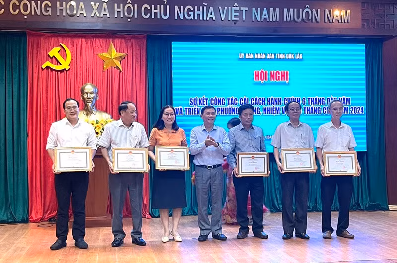 Các tập thể có thành tích xuất sắc trong thực hiện nhiệm vụ cải cách hành chính năm 2023 được nhận Bằng khen của Chủ tịch Ủy ban nhân dân tỉnh Đắk Lắk. Các tập thể có thành tích xuất sắc trong thực hiện nhiệm vụ cải cách hành chính năm 2023 được nhận Bằng khen của Chủ tịch Ủy ban nhân dân tỉnh Đắk Lắk.