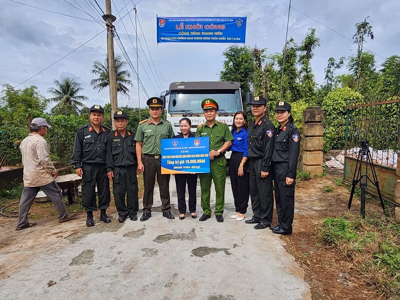Tặng kinh phí thi công công trình thanh niên 1,5 km đường giao thông nông thôn.